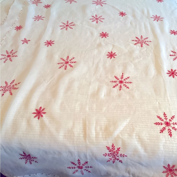 ❄️ Elegant Winter sheer tablecloth, approx 59 x 84”, embroidered snowflakes. - Picture 2 of 14